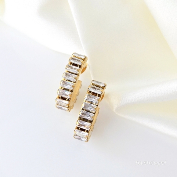 NEW 18K Gold Plated White CZ Curved Oval Hoop Earrings - Picture 5 of 7
